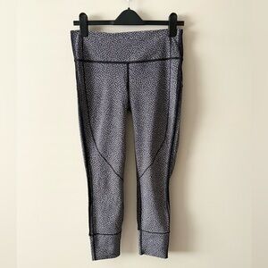 Lululemon Black & White Geometric Print Crops – Size 8